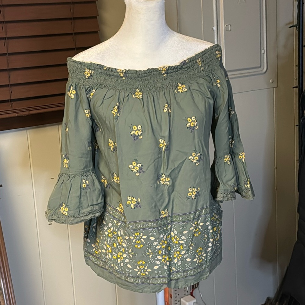 Maurice’s Cute olive green and yellow cold shoulder top. Crop bottom size S